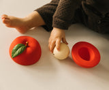 Kind spielt mit Stack&Bounce Spielzeug Pepa the Apple von Oli & Carol