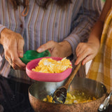 Holzteller und Löffel von Essgeschirr-Set "Ramona the Radish" von Oli&Carol beim Kochen in der Küche