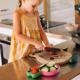 Kind in der Küche mit Holzteller von Essgeschirr-Set "Ramona the Radish" von Oli&Carol