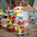 Kinder bauen Konstruktion mit Piks Balancierspiel von Oppi