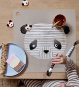 Kind am Tisch mit Tischset Panda Lun Lun von OYOY