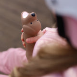 Kind hält Hunde-Taschenlampe von Rabbit & Friends in der Hand