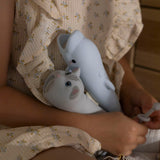 Kind mit Delfin- und Katzentaschenlampe von Rabbit & Friends