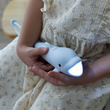 Kind hält Delfin Kindertaschenlampe von Rabbit & Friends