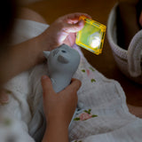 Kind verwendet Katzen-Kindertaschenlampe von Rabbit & Friends