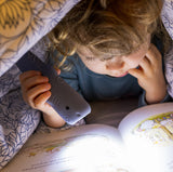 Kind am Lesen unter Bettdecke mit Hai-Taschenlampe von Rabbit & Friends