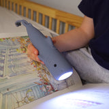Kind liest mithilfe von Hai-Taschenlampe von Rabbit & Friends