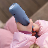 Kind hält Hai-Taschenlampe von Rabbit & Friends