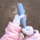 Hai-Taschenlampe von Rabbit & Friends von Kind mit Handschuhen gehalten