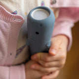 Hai-Taschenlampe von Rabbit & Friends von Kind gehalten