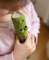 Kind hält Krokodil Taschenlampe von Rabbit & Friends