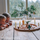 Kinder mit Grimms Geburstagsspirale Natur