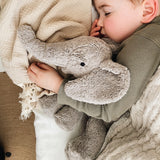 Kind mit kleinem Kuscheltier-Elefant von Senger Naturwelt