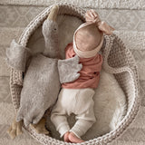 Baby in Babykorb mit großer Kuscheltier-Gans von Senger Naturwelt
