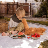 Kind auf Picknickdecke mit Großer Gans von Senger Naturwelt im Farbton Rost