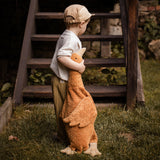 Kind steht draußen mit Großer Gans von Senger Naturwelt im Farbton Rost
