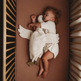 Kind in Bett mit Kuscheltier und Wärmekissen große weiße Gans von Senger Naturwelt