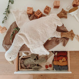 Kuscheltier und Wärmekissen große weiße Gans von Senger Naturwelt auf Regal