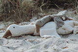 Gänse-Kuscheltiere von Senger Naturwelt an Strand liegend