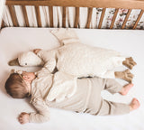 Kind in Bett mit Kuscheltier und Wärmekissen große weiße Gans von Senger Naturwelt