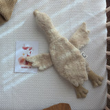 Kleine Gans von Senger Naturwelt im Farbton Leinen in Babybett liegend