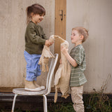 Kinder mit kleiner und großer Gans von Senger Naturwelt im Farbton Leinen