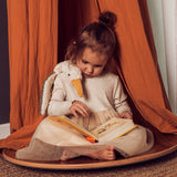 Lesendes Kind mit kleiner Möwe von Senger