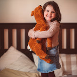 Kind mit großem Reh Kuscheltier und Wärmekissen von Senger Naturwelt