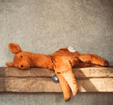 Goßes Reh Kuscheltier und Wärmekissen von Senger Naturwelt auf Balken liegend