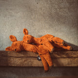 Großes und kleines Reh von Senger Naturwelt liegen auf Holzbalken