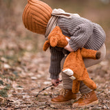 Kind mit kleinem Reh von Senger Naturwelt in der Hand