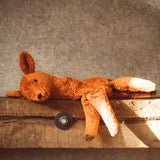 Kleines Reh von Senger Naturwelt liegt auf Holzbalken