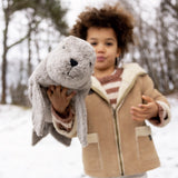 Junge mit Kuscheltier und Wärmekissen große Robbe grau von Senger Naturwelt