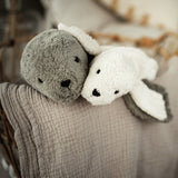 Kuscheltier und Wärmekissen große Robbe grau und kleine Robbe weiß von Senger Naturwelt