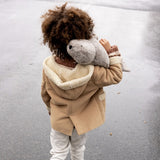 Junge läuft mit Kuscheltier und Wärmekissen große Robbe grau von Senger Naturwelt