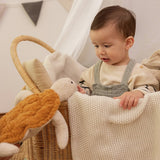 Kind mit Kuscheltier und Wärmekissen Schildkröte im Farbton Messing von Senger-Naturwelt