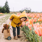 Kind bei Tulpenbeet mit Grosser brauner Bär Schlenker Kuscheltier von Senger Naturwelt