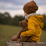 Kind draußen mit Grosser brauner Bär Schlenker Kuscheltier von Senger Naturwelt