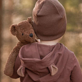 Kind mit großem braunen Bär Schlenker Kuscheltier von Senger Naturwelt