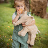 Kind hält Großen Elefant Leinen von Senger Naturwelt