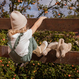 Kind an Zaun mit Kleinem Elefant von Senger Naturwelt im Leinen-Farbton