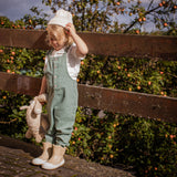 Kleiner Elefant von Senger Naturwelt im Leinen-Farbton von Kind in Hand gehalten