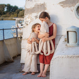 Kinder auf Boot mit kleinem und großem Oktopus Kuscheltier & Wärmekissen von Senger Naturwelt