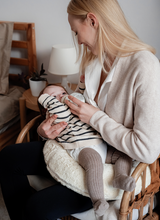 Baby bekommt Fläschchen auf Still- und Wärmekissen von Senger Naturwelt