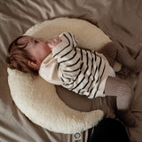 Baby liegt auf Still- und Wärmekissen von Senger Naturwelt