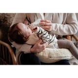 Baby liegt auf Still- und Wärmekissen von Senger Naturwelt