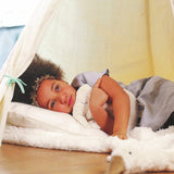 Kind mit Kuschelkissen Elefant von Senger Naturwelt