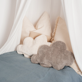 Wärmekissen Wolken von Senger Naturwelt auf Bett liegend