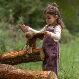 Kind beim Spielen mit der kleinen Senger Naturwelt Waldeule im Wald