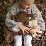 Kind kuschelt mit Senger Naturwelt Wildschwein und Frischling im Wald